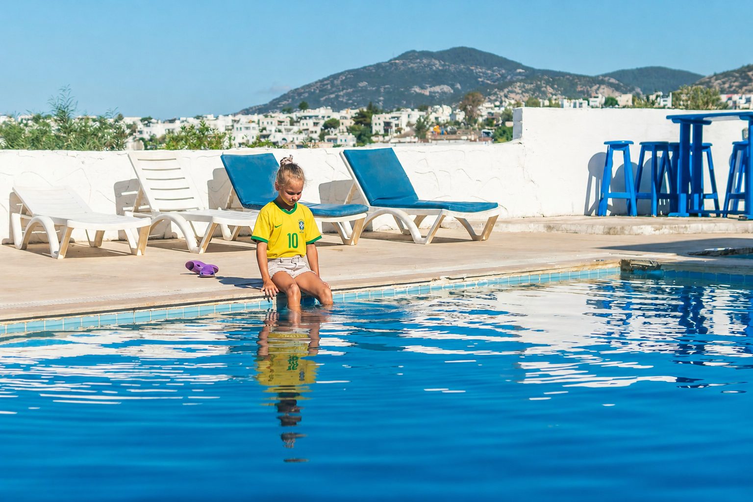 Criança próxima à piscina — risco de acidentes