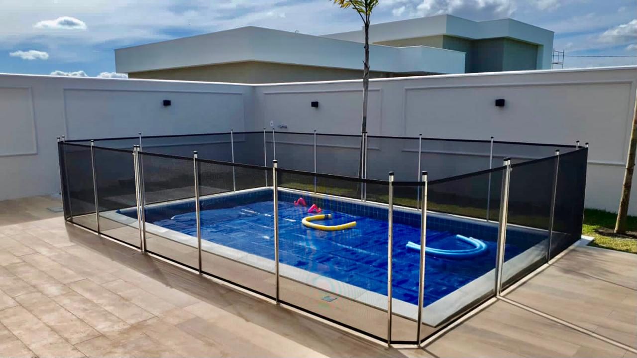 Cerca de proteção para piscina Baby Piscinas — Casa Alto Padrão