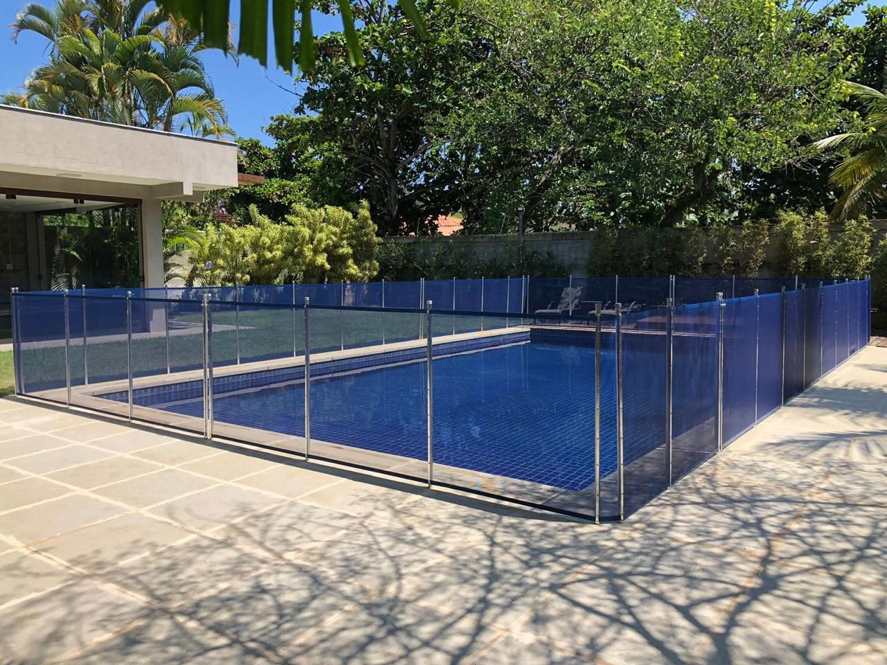 Cerca de proteção para piscina Baby Piscinas — Residência Alto Padrão