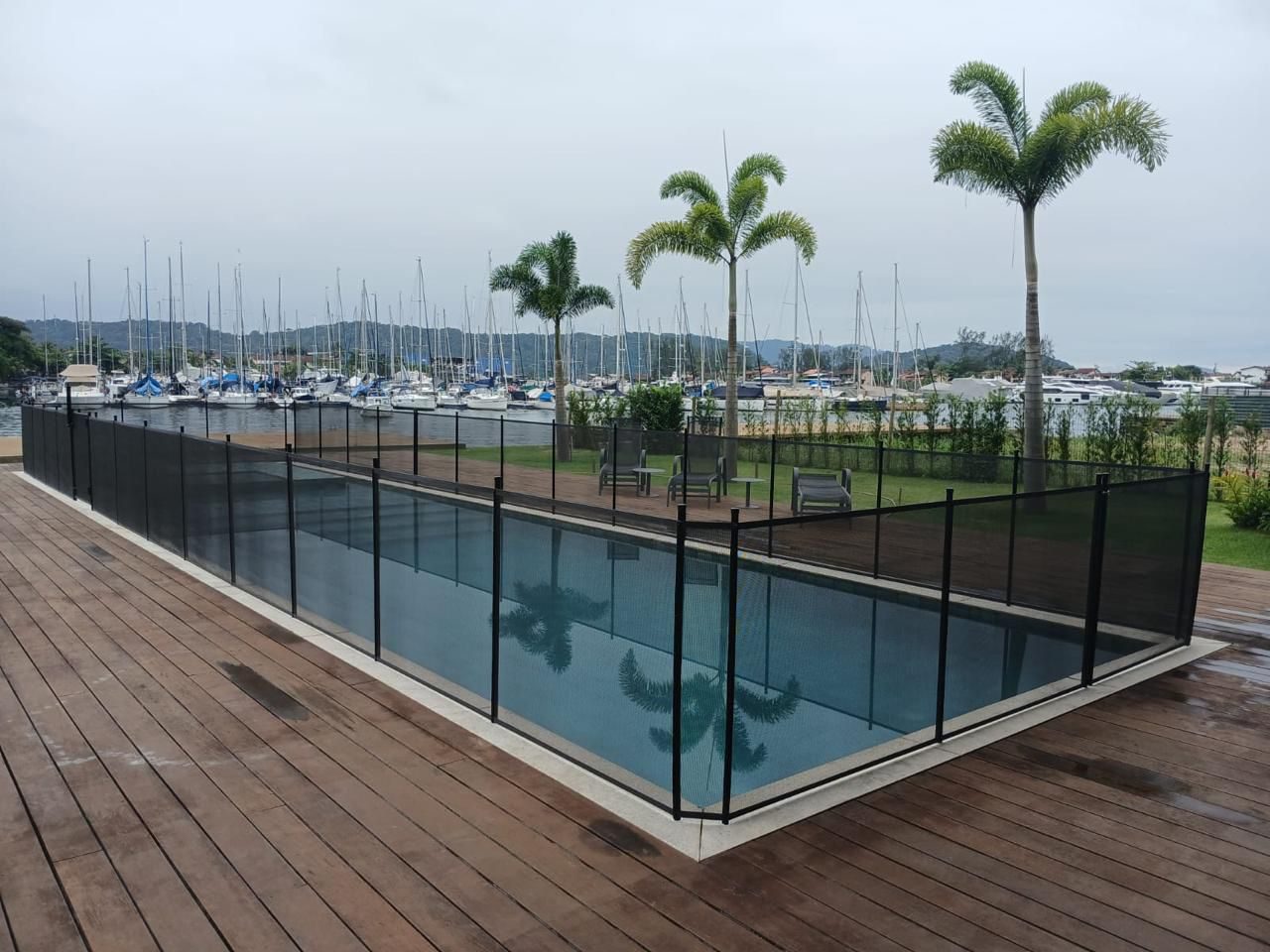 Cerca de proteção para piscina Baby Piscinas — Casa de Luxo Beira-Mar
